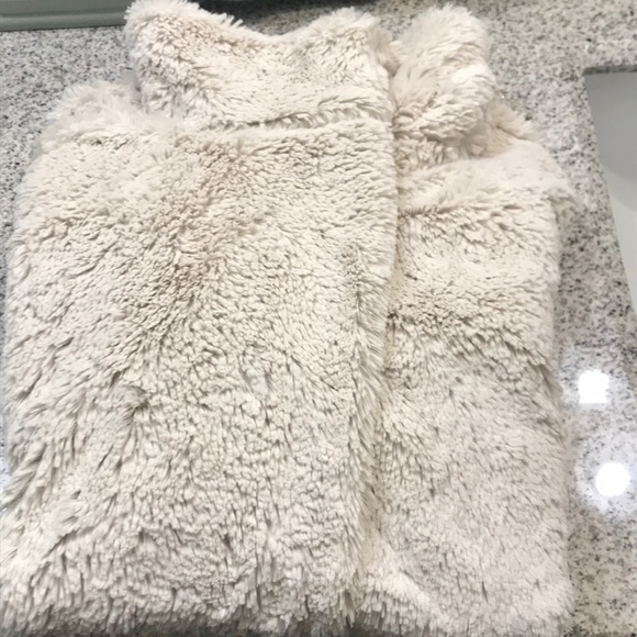 Patagonia woman’s zip up fuzzy cream jacket - Picture 5 of 5